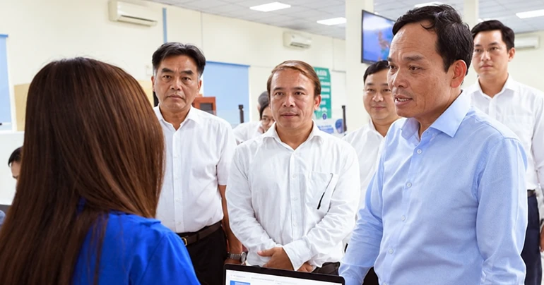 Bí thư Thành ủy TP.HCM Trần Lưu Quang kiểm tra Trung tâm phục vụ hành chính công phường Bình Dương tháng 9-2025 - Ảnh: Tuấn Vũ