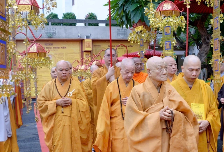Cung nghinh Đức Pháp chủ và chư tôn đức Hội đồng Thập sư quang lâm chùa Vĩnh Nghiêm sáng 18-9-2026 - Ảnh: Bảo Toàn/BGN