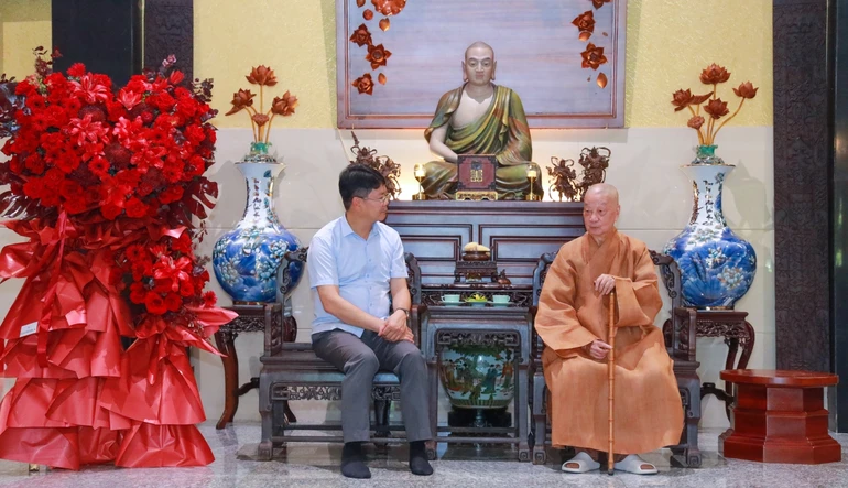 Đức Pháp chủ tiếp thân mật Thứ trưởng Bộ Tư pháp Nguyễn Thanh Tịnh - Ảnh: Nguyên Tài/BGN