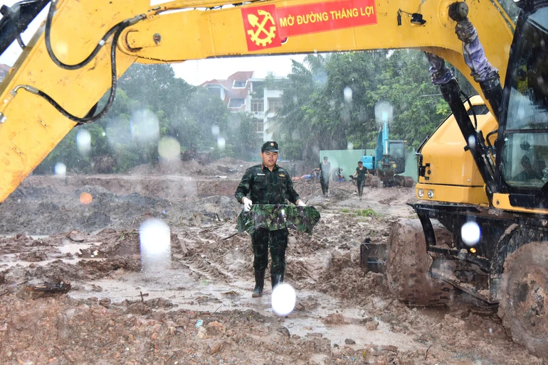 Dù thời tiết đang ở mùa mưa, lực lượng thuộc Bộ Tư lệnh TP.HCM vẫn làm việc, kỹ lưỡng và cẩn trọng, đã tìm thấy thêm 1 bộ hài cốt liệt sĩ kèm di vật quan trọng