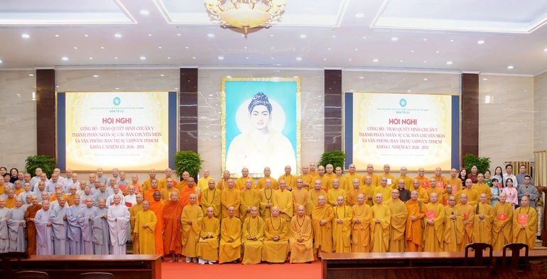 Chư tôn đức Tăng Ni, cư sĩ tham gia các Ban chuyên môn chụp ảnh lưu niệm với chư vị giáo phẩm Chứng minh, Ban Thường trực Ban Trị sự GHPGVN TP.HCM - Ảnh: Bảo Toàn/BGN