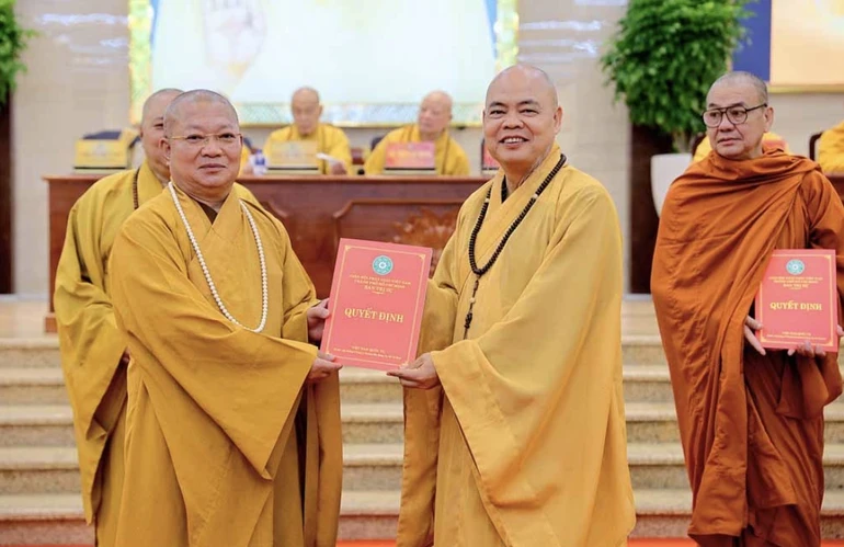Thượng tọa Thích Thanh Phong trao quyết định chuẩn y Phó Trưởng ban Pháp chế - Kiểm soát GHPGVN TP.HCM đến Thượng tọa Thích Thanh Nam