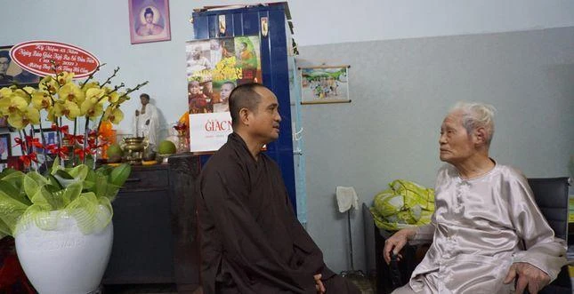 TT.Thích Tâm Hải thăm hỏi cư sĩ Tống Hồ Cầm - Ảnh: H.D 