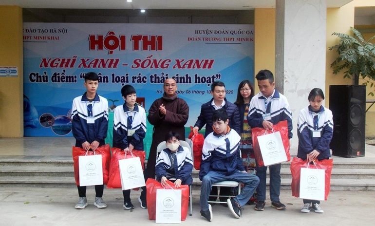 Chùa Hòa Phúc tặng sách, quà đến học sinh Hà Nội