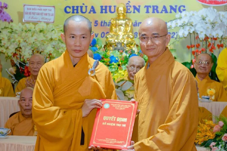 Đại đức Thích Hạnh Đức đón nhận quyết định bổ nhiệm trụ trì chùa Huyền Trang