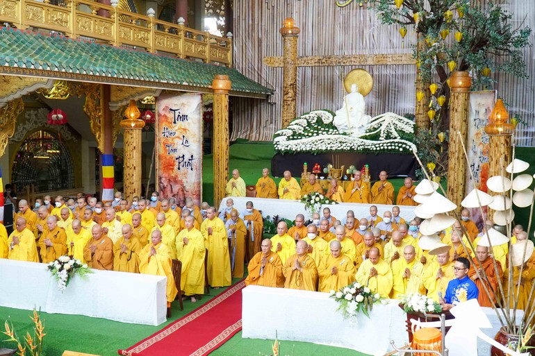 Chư tôn đức Tăng Ni tham dự buổi lễ "Bông hồng cài áo" tại chùa Vạn Đức (TP.Thủ Đức)