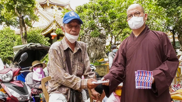 Đại đức Thích Minh Đạo, trụ trì chùa Nam Thiên Nhất Trụ tặng quà đến bà con khuyết tật