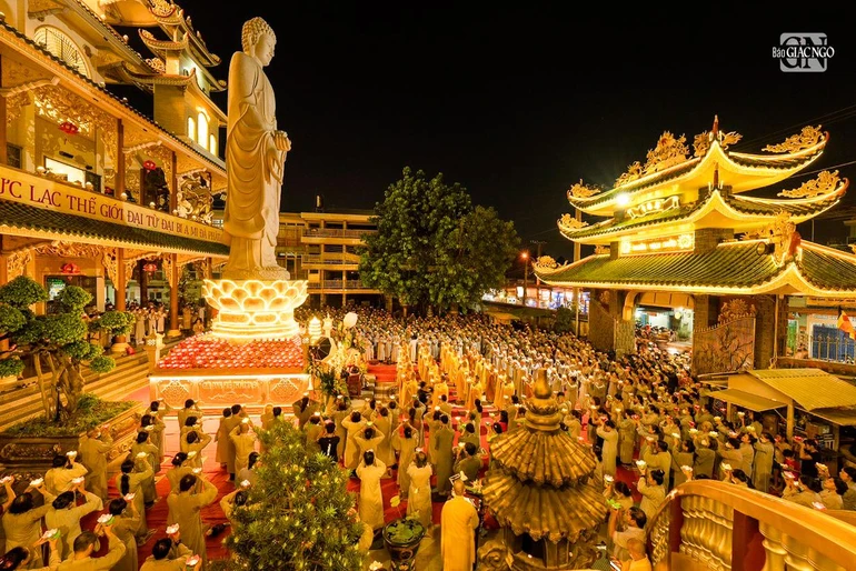 Thành kính dâng đăng cầu nguyện