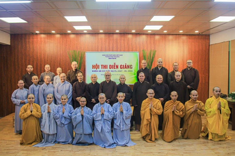 Chư tôn đức Ban Tổ chức, Ban Giám khảo cùng Tăng Ni giảng sinh chụp ảnh lưu niệm