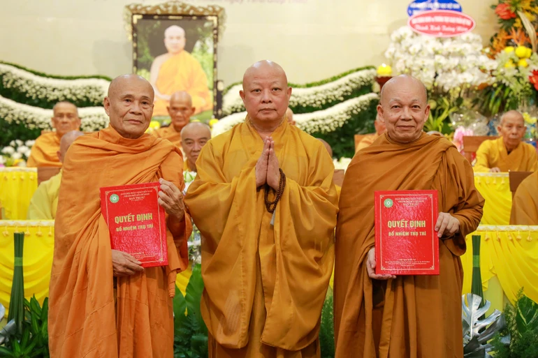 Hòa thượng Thích Lệ Trang trao quyết định bổ nhiệm trụ trì pháp viện Minh Đăng Quang đến Hòa thượng Thích Minh Bửu và quyết định bổ nhiệm trụ trì tịnh xá Trung Tâm đến Hòa thượng Thích Minh Thành