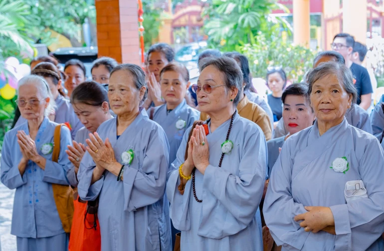 Phật tử tham dự lễ cài hoa hồng tại chùa An Hòa (P.Thảo Điền, TP.Thủ Đức)