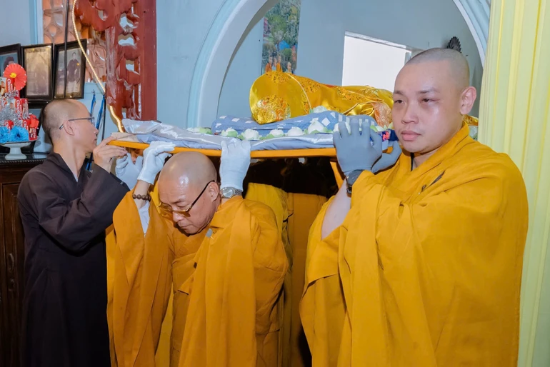 Môn đồ pháp quyến cung thỉnh nhục thân Trưởng lão Hòa thượng Thích Nhựt Liên nhập kim quan