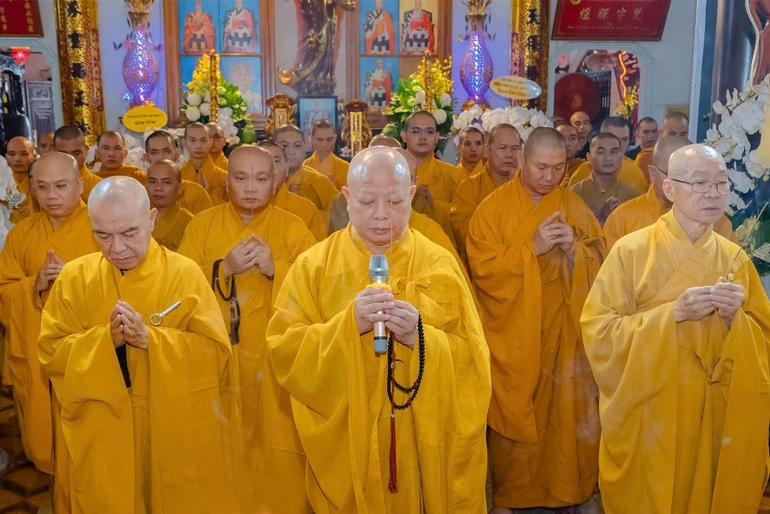 Phái đoàn Ban Trị sự GHPGVN TP.HCM viếng tang Trưởng lão Hòa thượng Thích Nhựt Liên