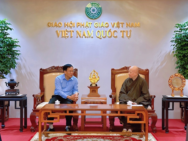 Hòa thượng Thích Lệ Trang, Phó Chủ tịch Hội đồng Trị sự, Trưởng ban Trị sự GHPGVN TP.HCM cùng ông Nguyễn Duy Tân, Giám đốc Sở Tôn giáo và Dân tộc TP.HCM 