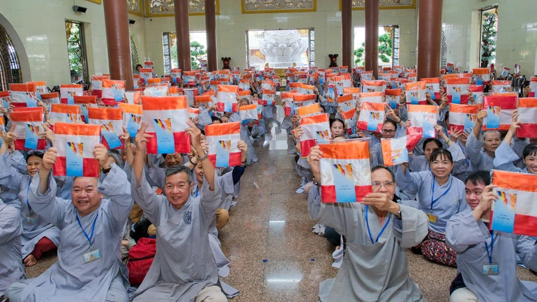 Niềm vui của Phật tử tại chùa Vạn Đức khi nhận được lá cờ Phật giáo nhân dịp Đại lễ Phật đản - Vesak 2025 