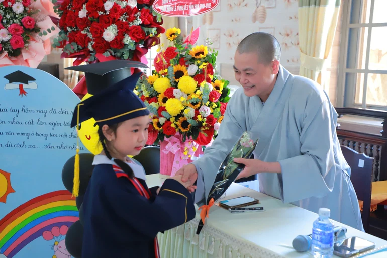 Học sinh lớp Lá tặng hoa tri ân Ni sư Thích nữ Huệ Đạo, Hiệu trưởng Trường Mầm non Kiều Đàm