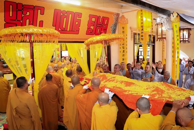 Môn đồ pháp quyến cung thỉnh nhục thân Trưởng lão Hòa thượng Thích Thiện An đến Giác linh đường