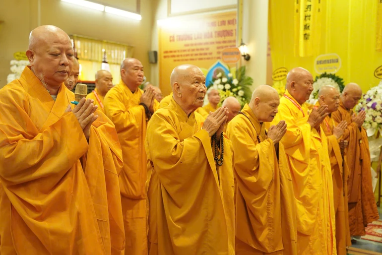 Chư tôn giáo phẩm nhất tâm cầu nguyện trước Giác linh đường Trưởng lão Hòa thượng Thích Thiện An tân viên tịch 