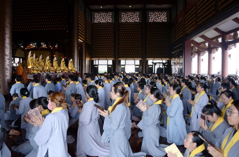 Lễ quy y Tam bảo tại chánh điện chùa Huê Nghiêm, sáng 8-6-2025 