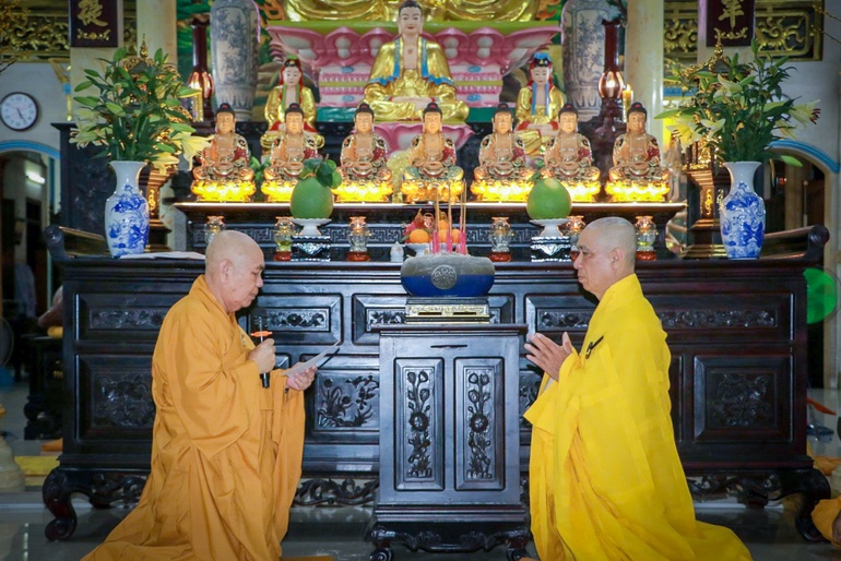 Chư tôn đức thực hiện nghi thức đối thú an cư tại chùa Thiên Phước (H.Lấp Vò, Đồng Tháp)
