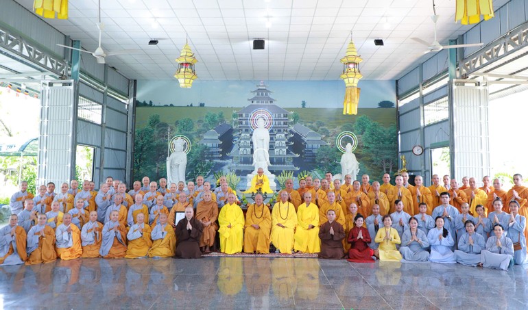 Ban Trị sự GHPGVN TP.Thủ Đức và Tăng Ni các tự viện lưu niệm trong chuyến “về nguồn” trước ngày dừng hoạt động, tại công trình tưởng niệm Đại lão Hòa thượng Thích Trí Tịnh (1917-2014)