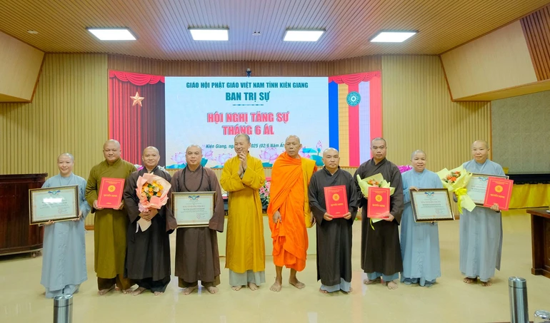Ban Thường trực Ban Trị sự GHPGVN tỉnh Kiên Giang trao quyết định, tặng hoa và Bằng tuyên dương công đức đến đại diện Ban Trị sự Phật giáo các đơn vị cấp huyện, thành phố