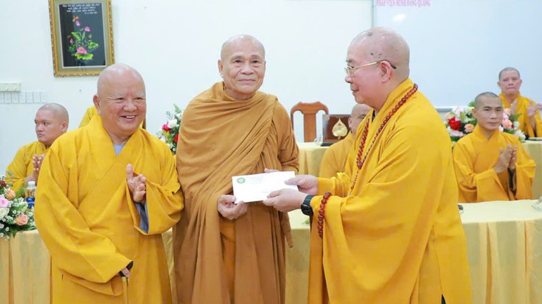 Tại mỗi hạ trường, chư tôn đức Thường trực Ban Trị sự GHPGVN TP.Thủ Đức cúng dường tịnh tài trợ duyên cho các hành giả tu học trong mùa An cư kiết hạ Phật lịch 2569