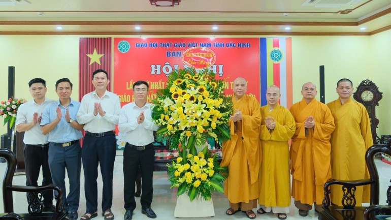 Lãnh đạo Sở Dân tộc và Tôn giáo tỉnh Bắc Ninh tặng hoa chúc mừng chư tôn đức Ban Trị sự GHPGVN tỉnh Bắc Ninh (mới)