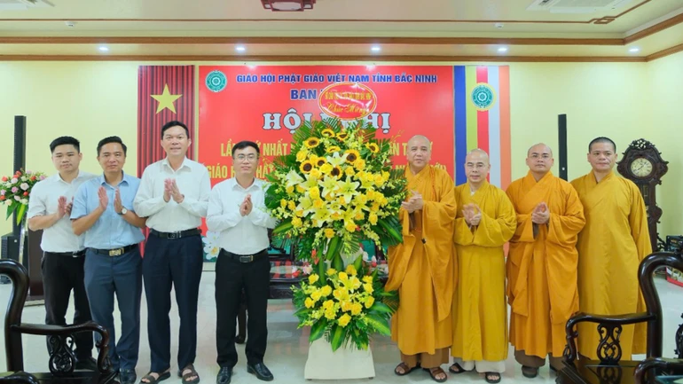 Lãnh đạo Sở Dân tộc và Tôn giáo tỉnh Bắc Ninh tặng hoa chúc mừng chư tôn đức Ban Trị sự GHPGVN tỉnh Bắc Ninh (mới)