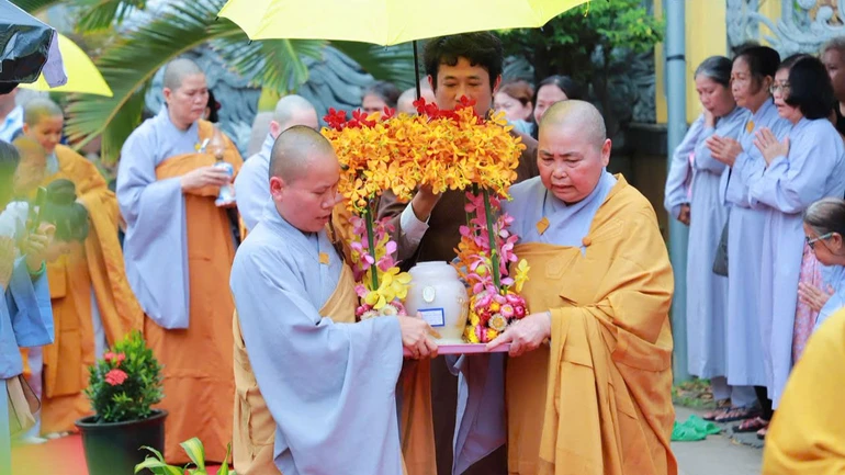 Môn đồ đệ tử cung thỉnh linh cốt Ni trưởng Thích nữ Tịnh Giới từ Giác linh đài nhập tháp Hương Đàm tại chùa Ưu Đàm (P.Hiệp Bình, TP.HCM)