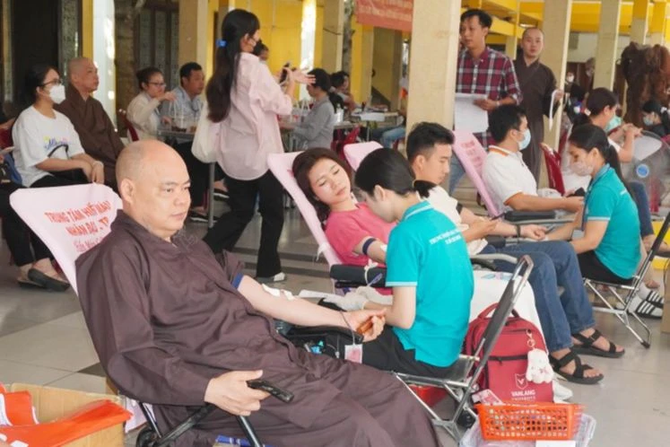 Chư Tăng và Phật tử đến chùa Vĩnh Nghiêm - TP.HCM hiến máu nhân đạo