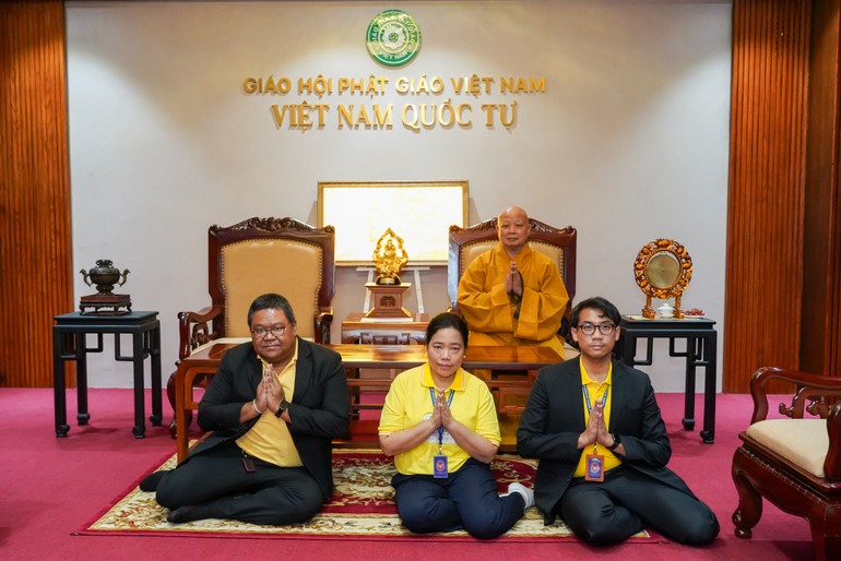 Đoàn Tổng Lãnh sự quán Vương quốc Thái Lan tại TP.HCM chụp hình lưu niệm cùng Hòa thượng Thích Lệ Trang, Trưởng ban Trị sự GHPGVN TP.HCM - Ảnh: Nguyện Truyền/BGN