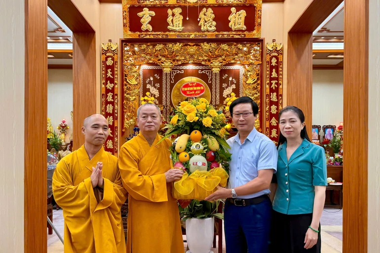 Đoàn công tác Ủy ban MTTQVN tỉnh Hưng Yên lưu niệm cùng chư tôn đức Ban Chức sự hạ trường chùa Thánh Long