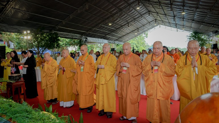 Chư tôn giáo phẩm Trung ương GHPGVN cùng lãnh đạo chính quyền tỉnh Đồng Nai dâng hương tưởng niệm chư anh linh anh hùng, liệt sĩ - Ảnh: Nguyện Truyền/BGN