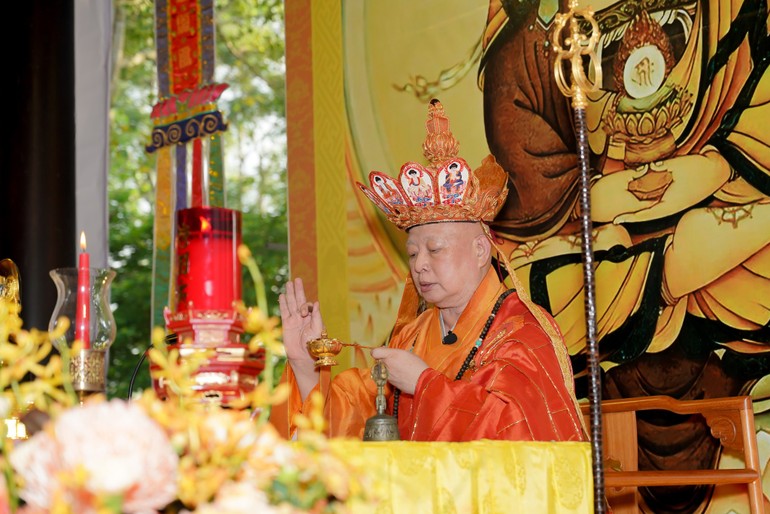 Hòa thượng Thích Lệ Trang, Trưởng ban Nghi lễ T.Ư làm gia trì sư trai đàn chẩn tế - Ảnh: Nguyện Truyền/BGN