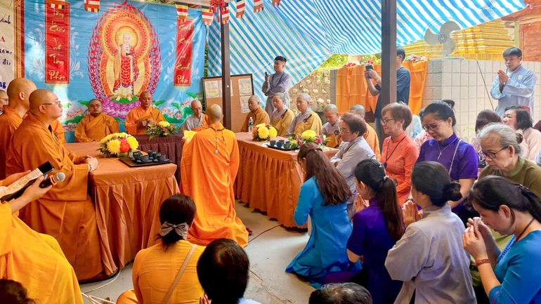 Đại đức Thích Minh Thuận, trụ trì chùa Phật Tổ cùng đạo tàng Phật tử tác bạch trước chư tôn đức Tăng Ni