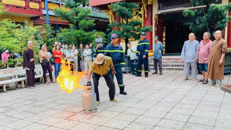 Chư Tăng, Phật tử trực tiếp tham gia diễn tập tình huống xử lý khi có sự cố cháy nổ 