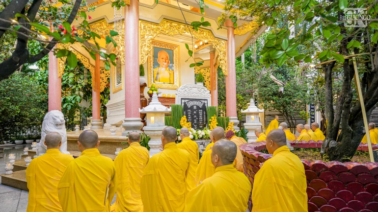 Chư Tăng đảnh lễ bảo tháp Phù Thi