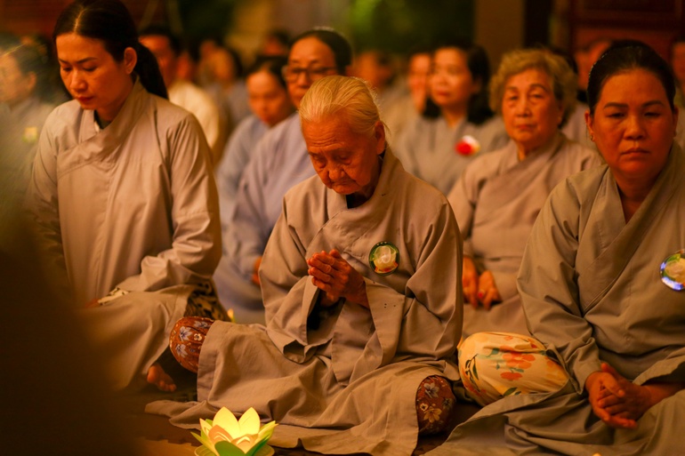 Trong không gian thiêng liêng của đêm hoa đăng, hình ảnh cụ già tuổi ngoài 80 chắp tay hướng nguyện đã khơi dậy xúc cảm lắng đọng về đạo hiếu và lòng tri ân của người con Phật