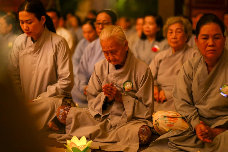 Trong không gian thiêng liêng của đêm hoa đăng, hình ảnh cụ già tuổi ngoài 80 chắp tay hướng nguyện đã khơi dậy xúc cảm lắng đọng về đạo hiếu và lòng tri ân của người con Phật