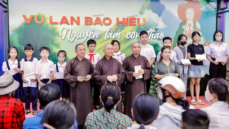 Những phần quà nghĩa tình được trao tặng đến các em học sinh và bà con khó khăn trong niềm hoan hỷ mùa Vu lan