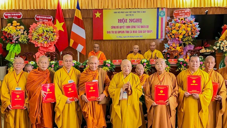 Ban Thường trực Ban Trị sự GHPGVN tỉnh Cà Mau sau sáp nhập đón nhận quyết định nhân sự từ Trưởng lão Hòa thượng Thích Thiện Pháp 
