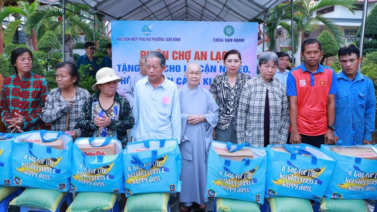 Ni viện Vạn Hạnh (P.Tam Bình) trao 350 phần quà từ thiện đến bà con khó khăn tại địa phương