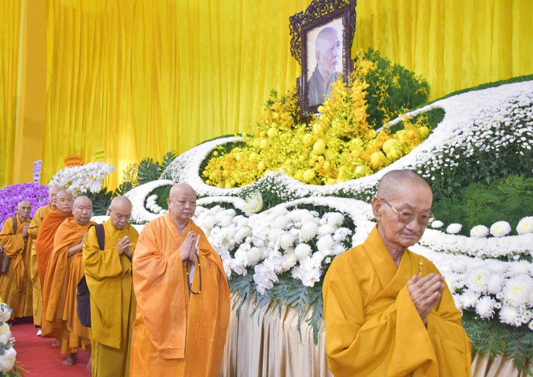 Chư tôn đức Ban Trị sự TP.HCM, các Ban chuyên môn, đại diện các phường/xã hữu nhiễu kim quan Trưởng lão Hòa thượng Thích Trí Tịnh - Phó Pháp chủ GHPGVN tân viên tịch - Ảnh: Quảng Đạo/BGN 