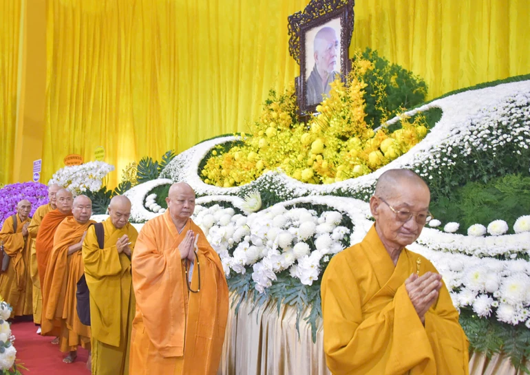 Chư tôn đức Ban Trị sự TP.HCM, các Ban chuyên môn, đại diện các phường/xã hữu nhiễu kim quan Trưởng lão Hòa thượng Thích Trí Tịnh - Phó Pháp chủ GHPGVN tân viên tịch - Ảnh: Quảng Đạo/BGN 