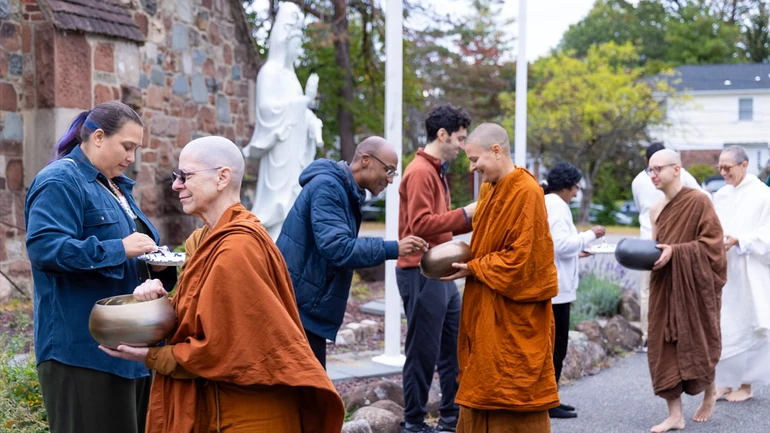 Một buổi sáng se lạnh, nhưng lòng người lại ấm bởi ánh sáng của tình thương và niềm tin Tam bảo tại tu viện Empty Cloud - Hoa Kỳ