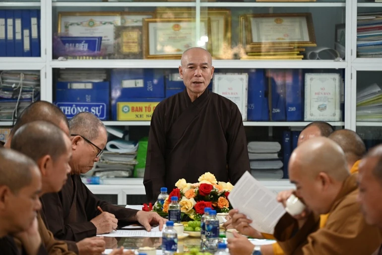 Thượng toạ Thích Nhuận Bảo, Trưởng ban Trị sự GHPGVN tỉnh Quảng Ngãi phát biểu tại phiên họp Ban Thường trực Ban Trị sự tỉnh