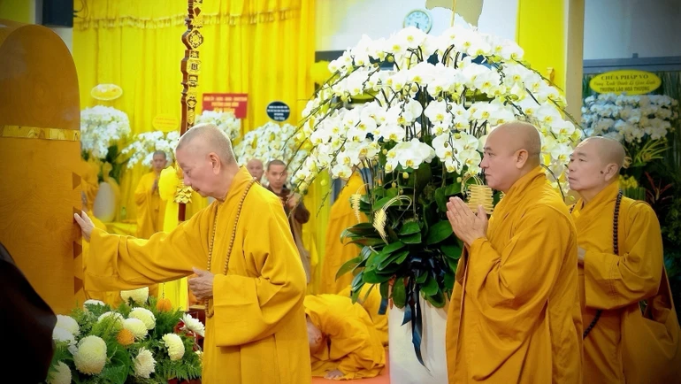 Đức Pháp chủ GHPGVN tưởng niệm Trưởng lão Hòa thượng Thích Từ Thông, Thành viên Hội đồng Chứng minh GHPGVN viên tịch, thượng thọ 98 tuổi - Ảnh: BGN