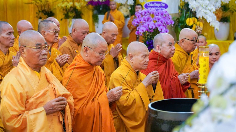 Chư tôn giáo phẩm Hội đồng Chứng minh, Hội đồng Trị sự GHPGVN dâng hương tưởng niệm Trưởng lão Hòa thượng Thích Từ Thông tân viên tịch - Ảnh: Tâm Quý/BGN