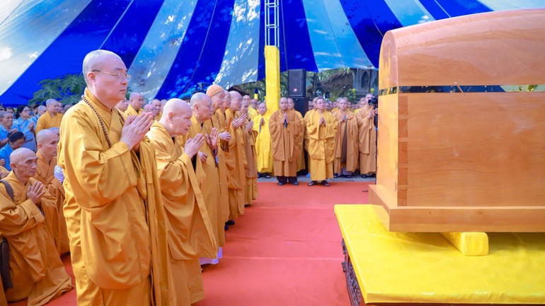 Chư tôn giáo phẩm nhất tâm cầu nguyện tại chùa Thanh Sơn